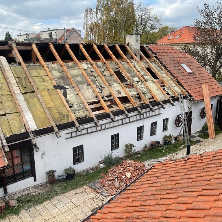 Stav původní střechy po sundání tašek byl katastrofa.