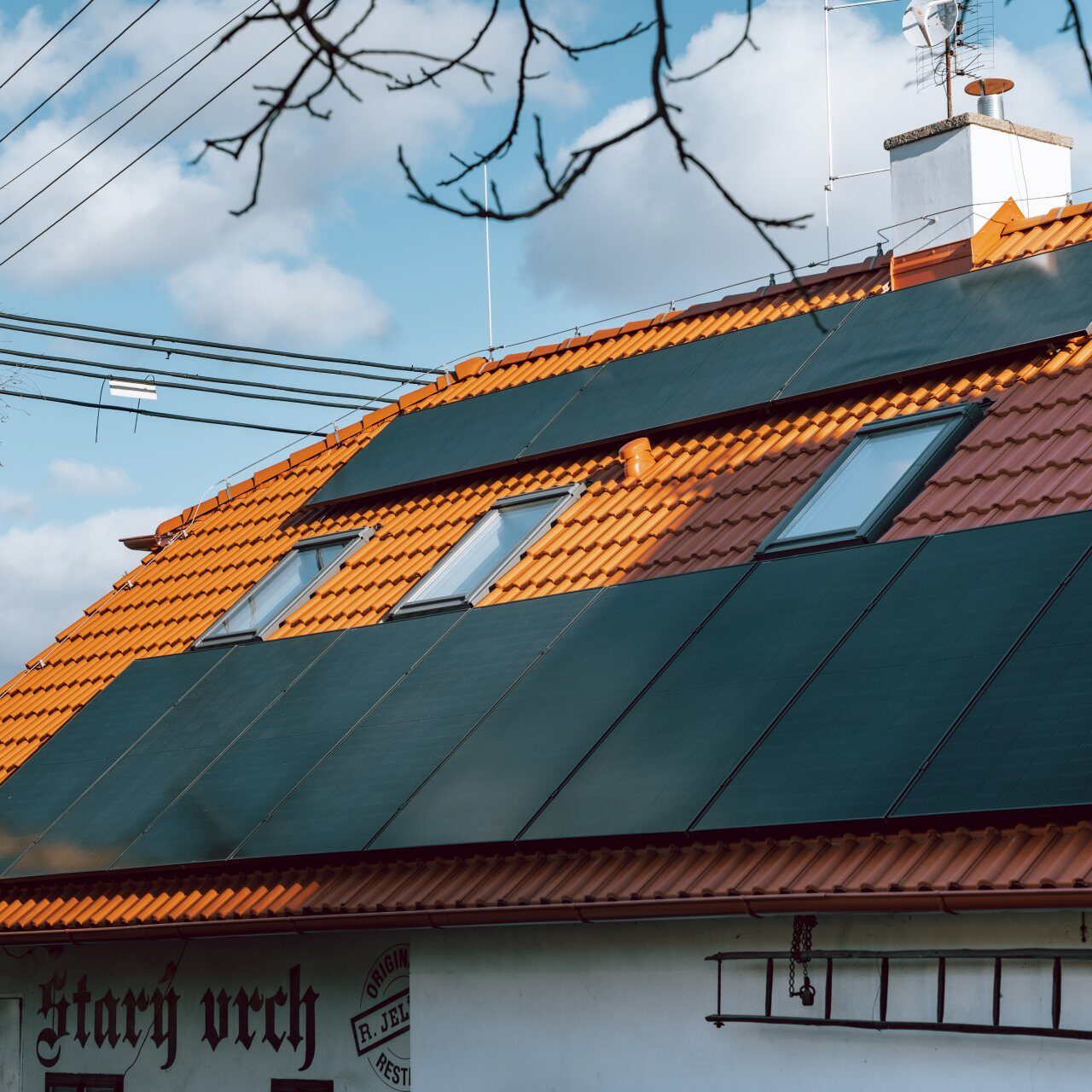 Pokud si v rámci rekonstrukce chcete v domě instalovat fotovoltaiku, nemůžete tak učinit jen tak svévolně.