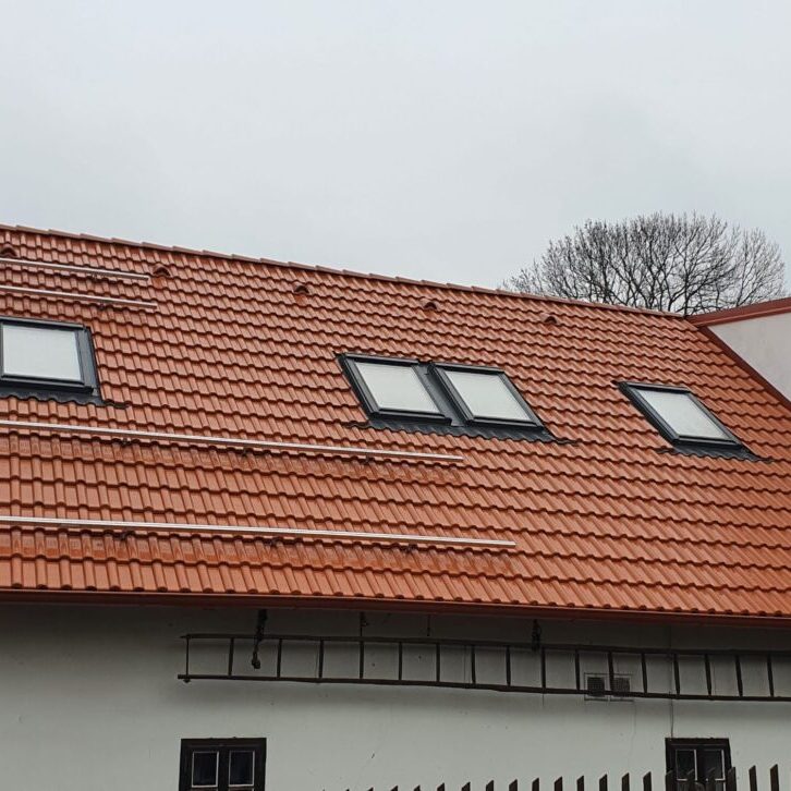 Na novou střechu byly instalovány FVE panely.